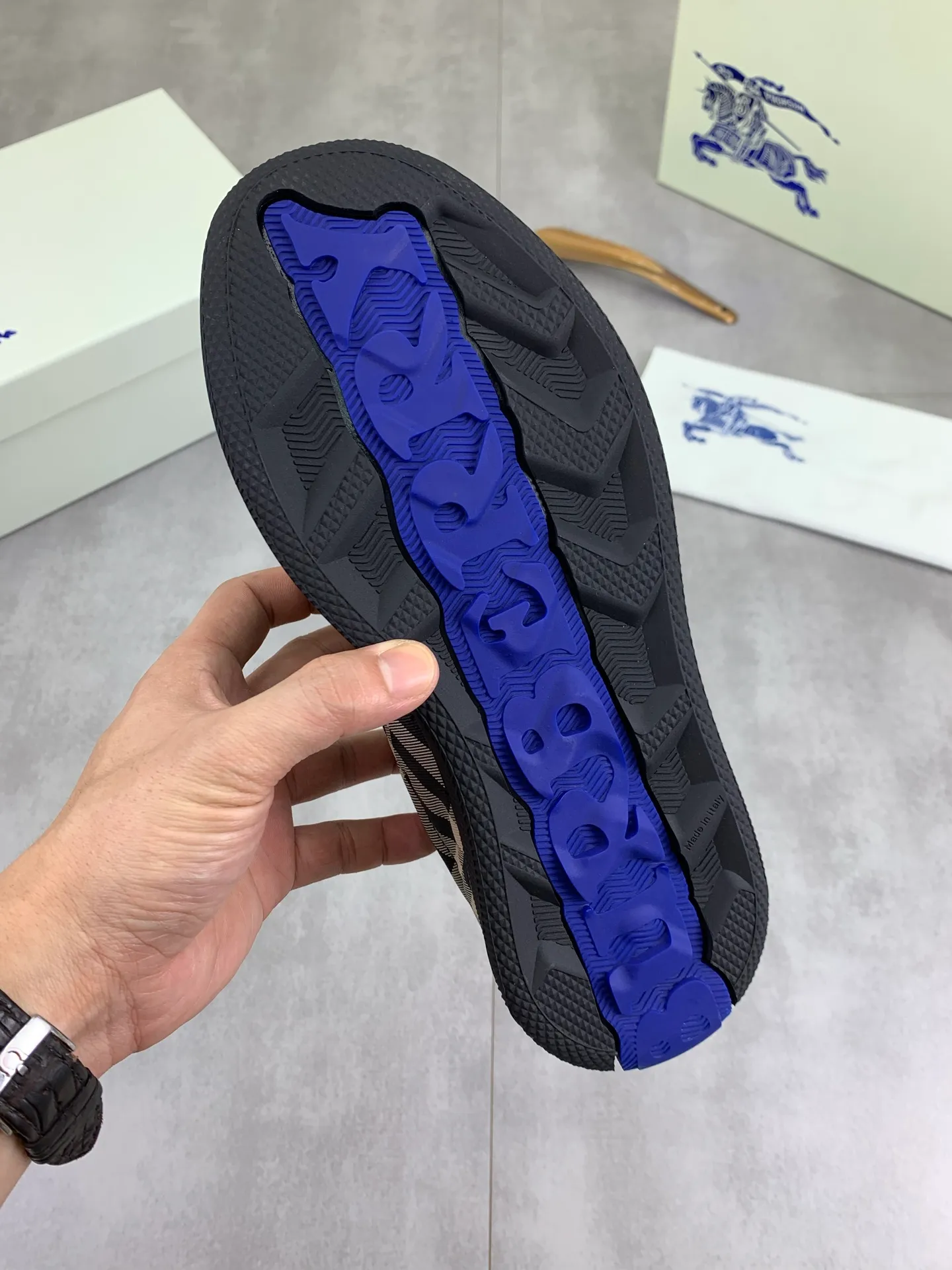 Factory price P580 [BURBERRY] Burberry - High-end quality original order - Upper: imported 🔝 original material - Lining: cowhide lining, feet; water-dyed cowhide - Outsole: ultra-light TPR rubber; two-color molded outsole - Super high quality control · Fine workmanship: highlighted (high-end, extravagance, grade) -Size: 38-46 (Male 38 46 can be customized) · Color: 4️⃣ colors available